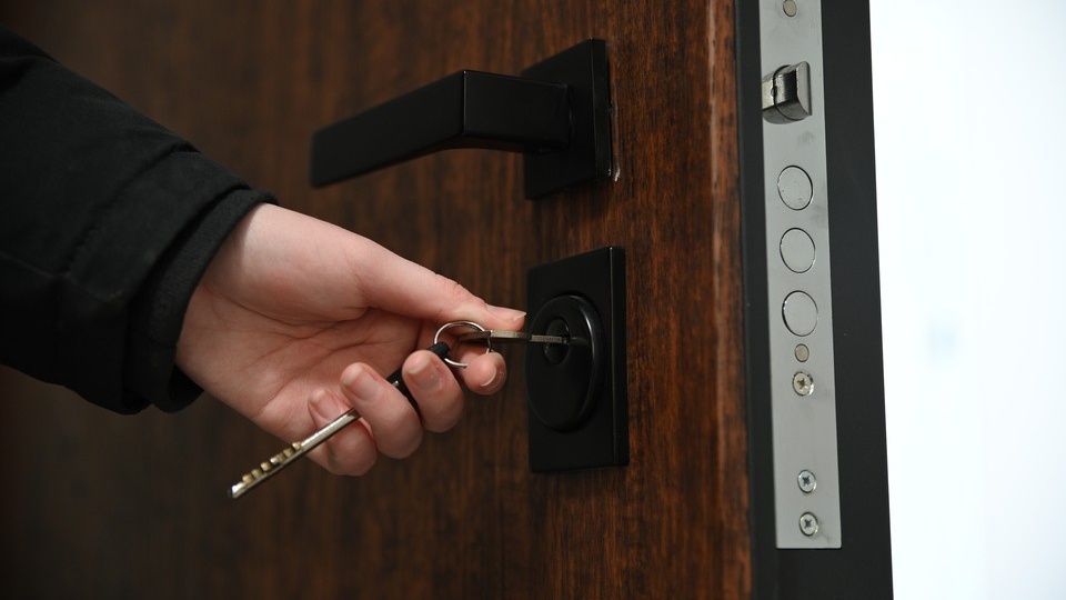 «Вышла на пару минут, а дверь захлопнулась»: мать в отчаянии звала на помощь, пока ребенок остался один в квартире