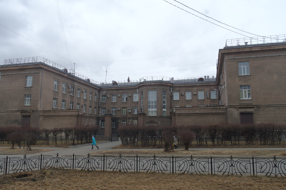 "в юном месяце апреле..." улица Глинки и городская администрация (вид сзади)