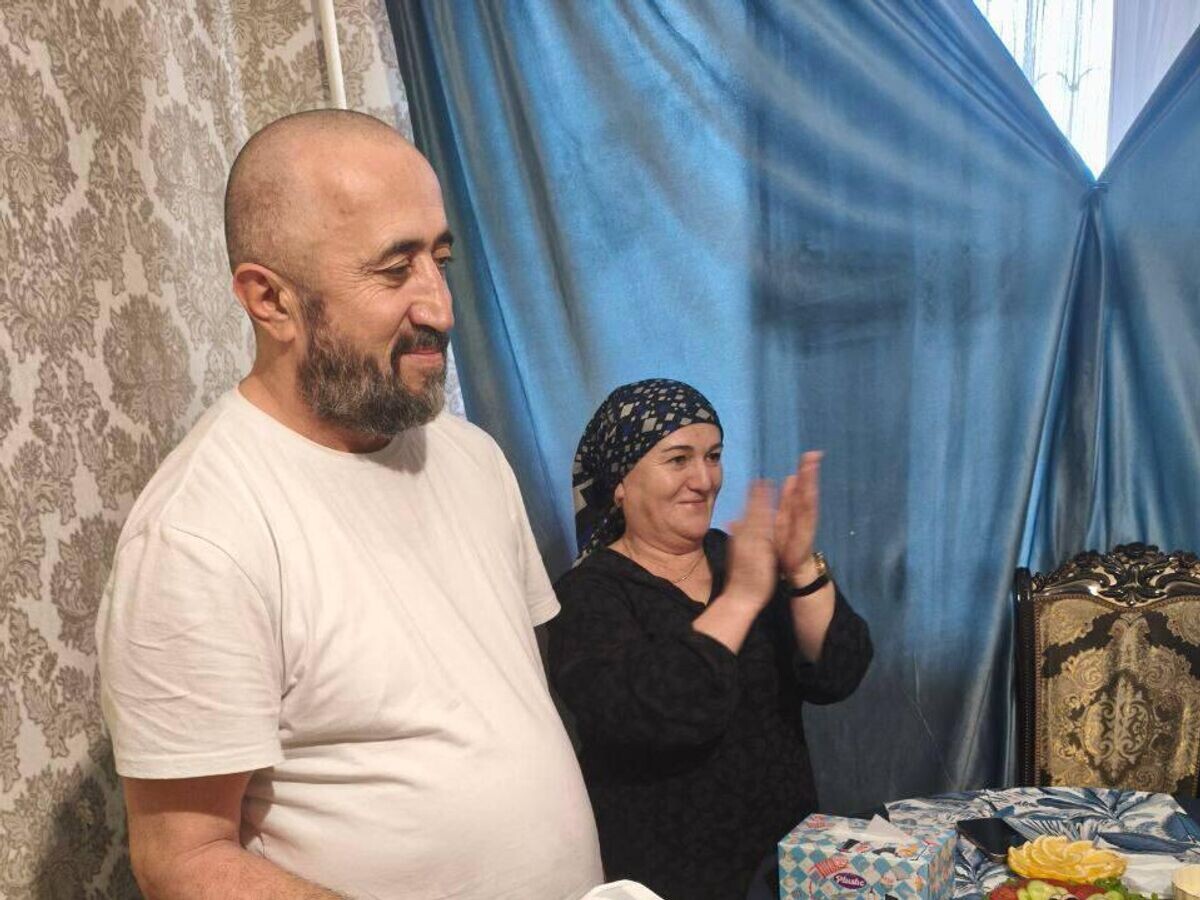    Житель Махачкалы Абдурахман Абдурахманов получил премию имени Тиграна Кеосаяна за спасение ребенка | © Фото : Маргарита Симоньян/Telegram