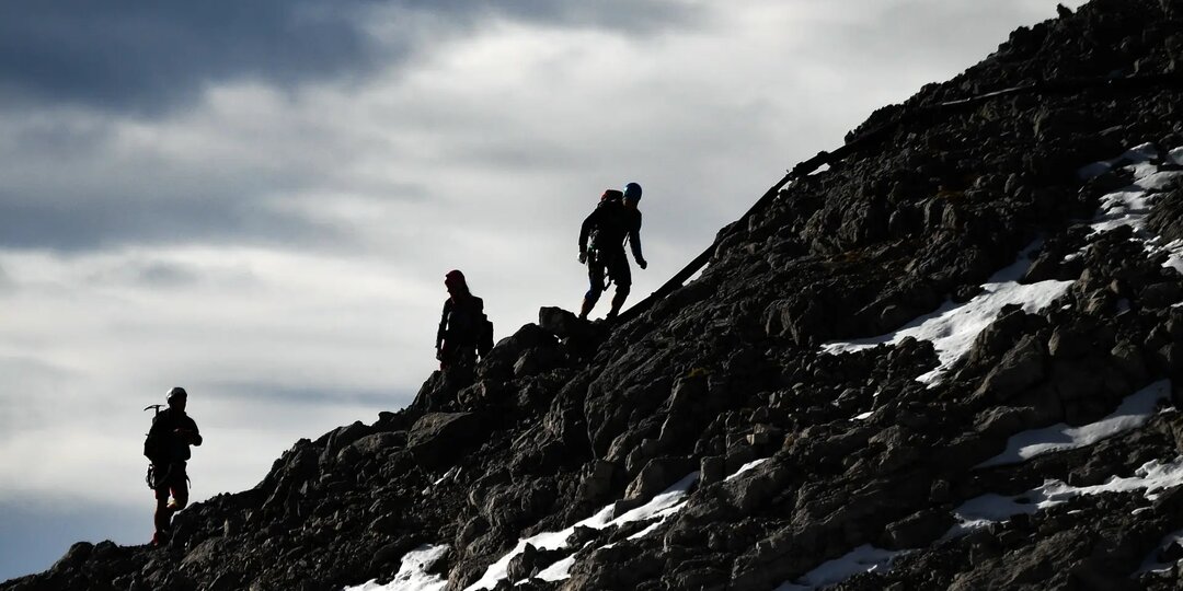 Гиды на Эвересте тайно травили туристов ради страховых выплат
