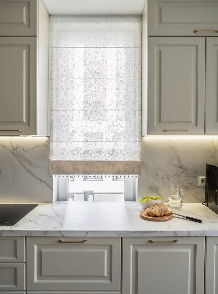 Римская штора для кухни в современном классическом стиле