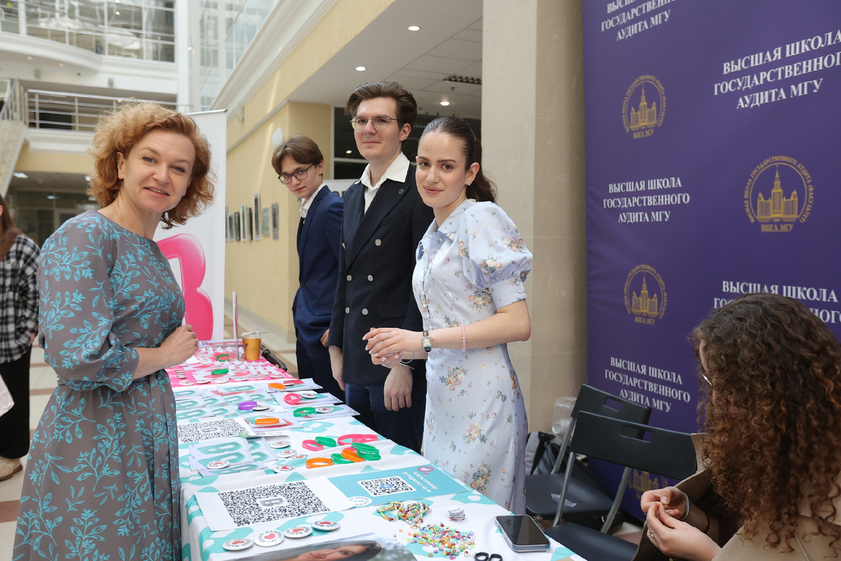 Елена Николаевна Веретко и студенты Юридического факультета МГУ, организаторы ярмарки