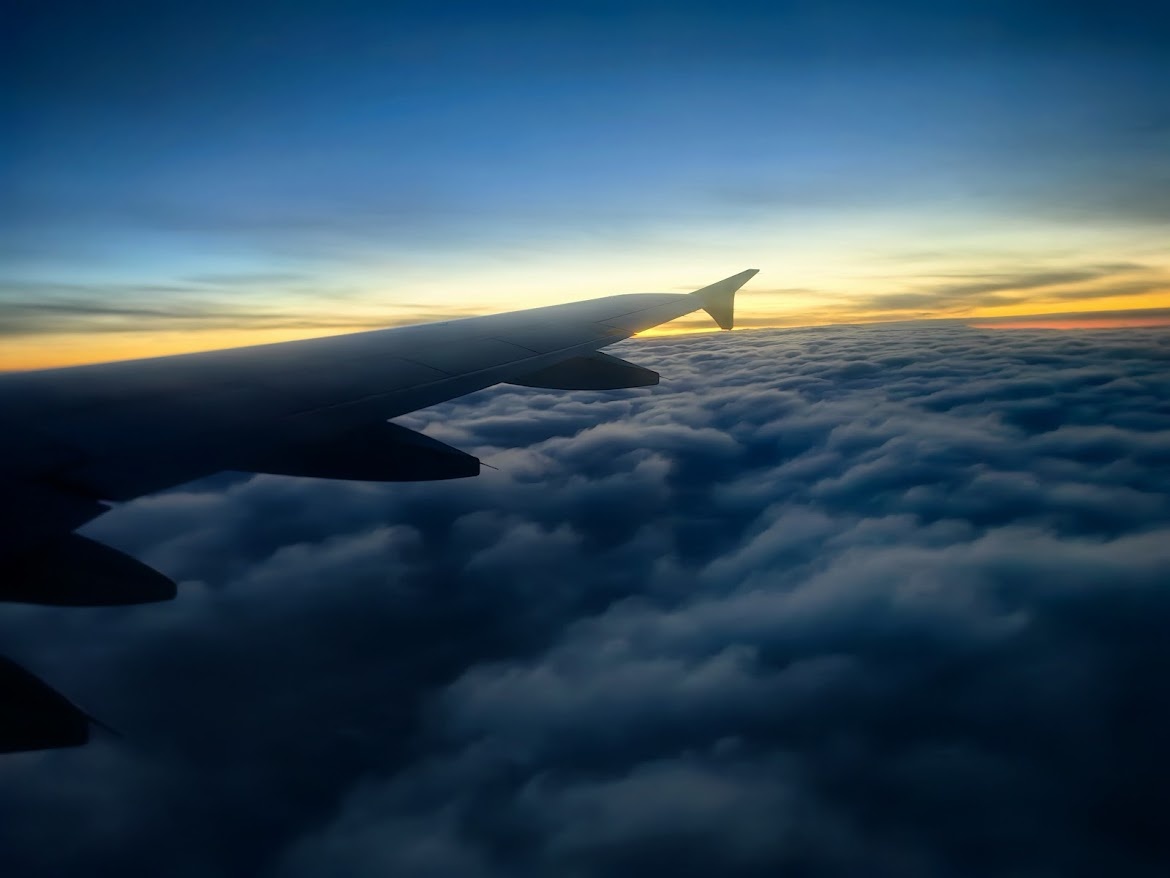 Первые краски нового дня выше облаков