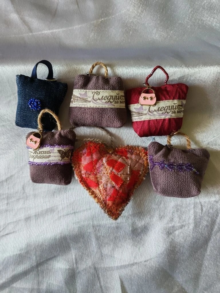 Вот такие малюсенькие сумочки можно просто повесить на ручках сумки или использовать в качестве брелочка. А может просто , как дополнение к подарочному пакету.