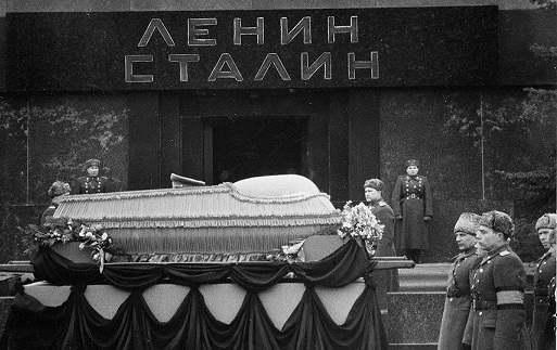 Мавзолей изначально был для двух вождей