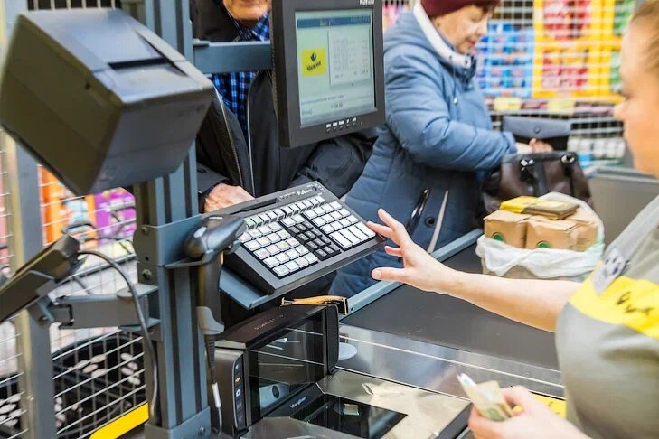 День наличных: жители Новосибирска столкнулись с трудностями при оплате покупок