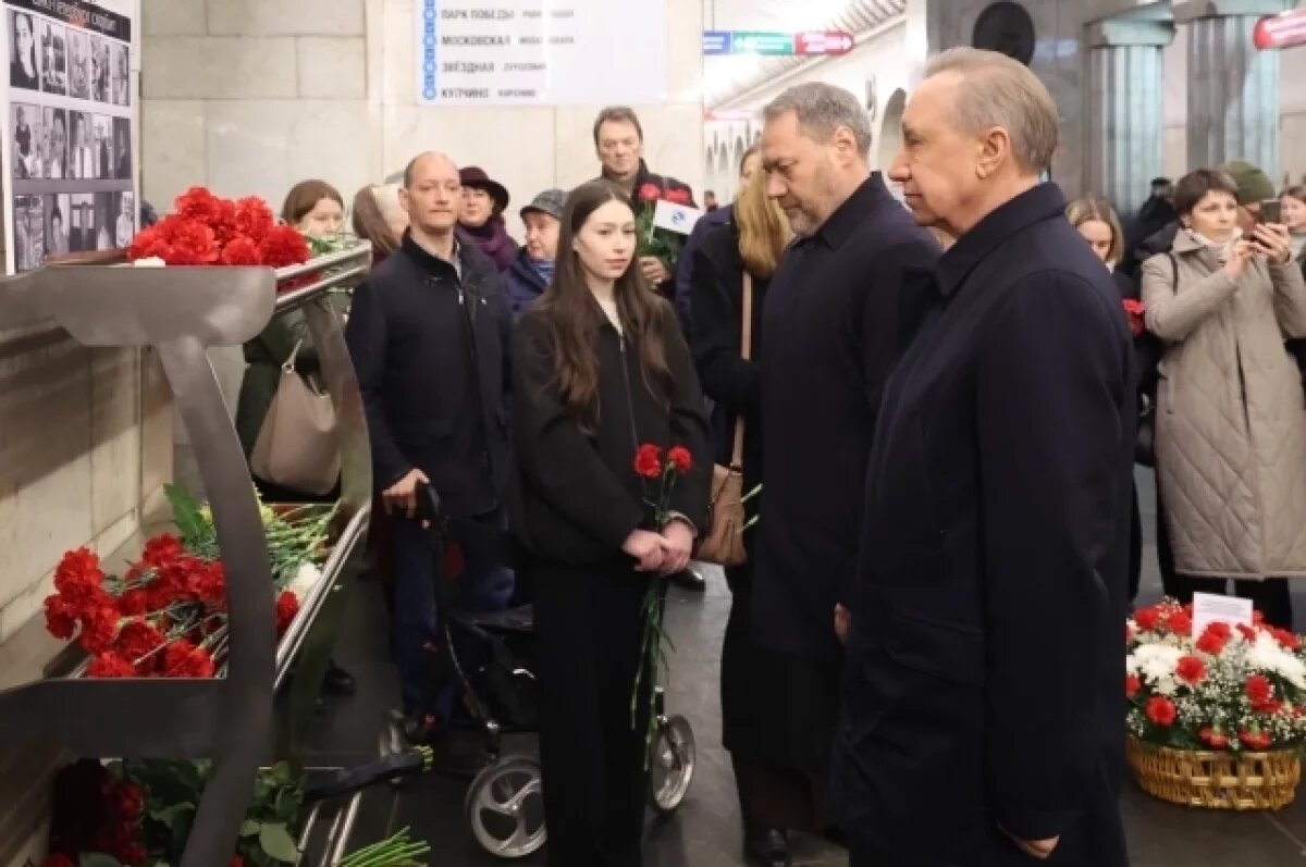    Александр Беглов и Александр Бельский у мемориала на станции «Технологический институт».