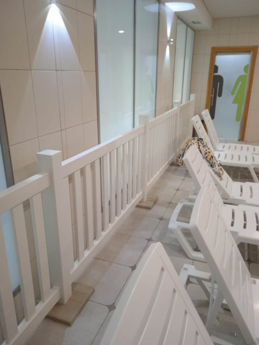 Долговечное травмобезопасное ограждение из ПВХ профиля.