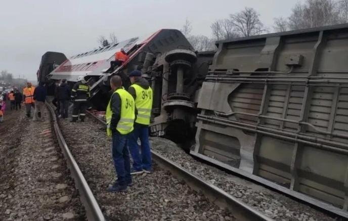 Пассажирский поезд сошел с рельсов в Ульяновской области. Что известно об аварии