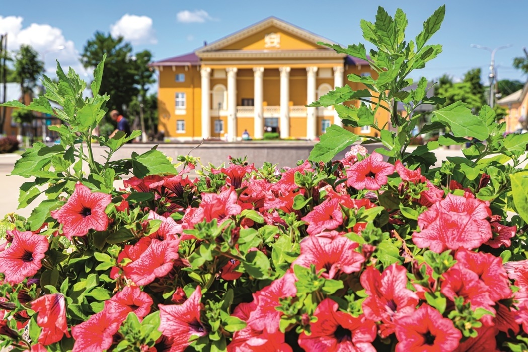 На фото: поселок Первомайский в разные годы.