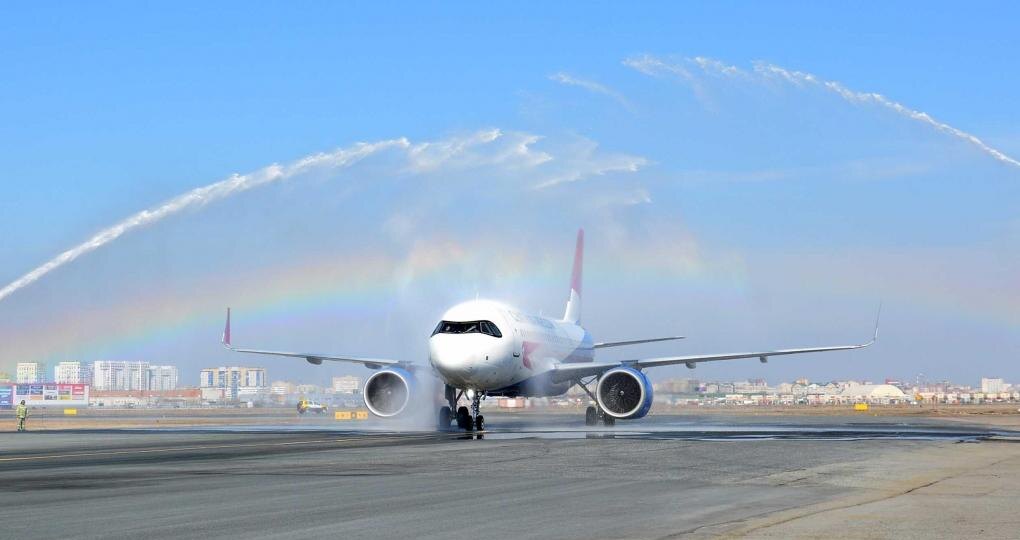 Встретили водной аркой и угощениями: в Омский аэропорт прибыл рейс с омичом за штурвалом