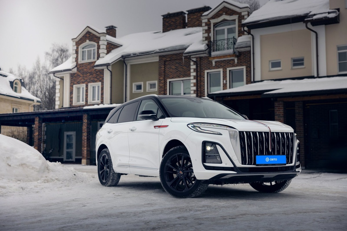    Все Hongqi HS3 доступны сейчас только с черной крышей, а гамма цветов включает в себя не только классические белый, черный и серый, но и необычные синий и светло-зеленый оттенки