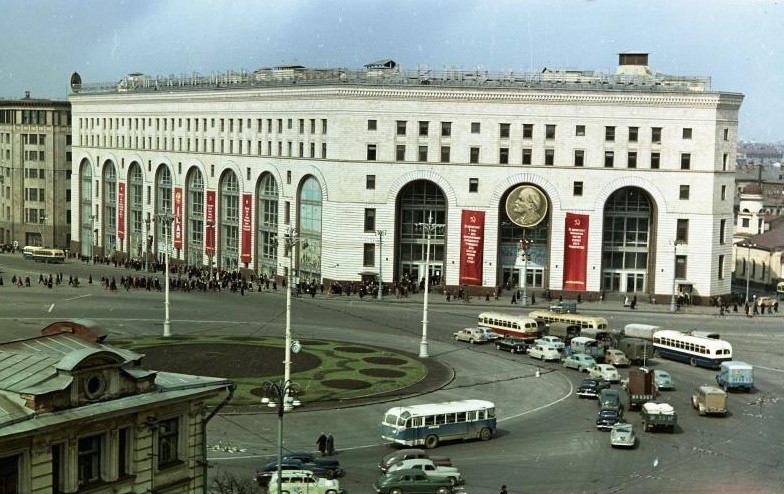 Огромное здание было построено с нуля для нужд торговли детскими товарами!
