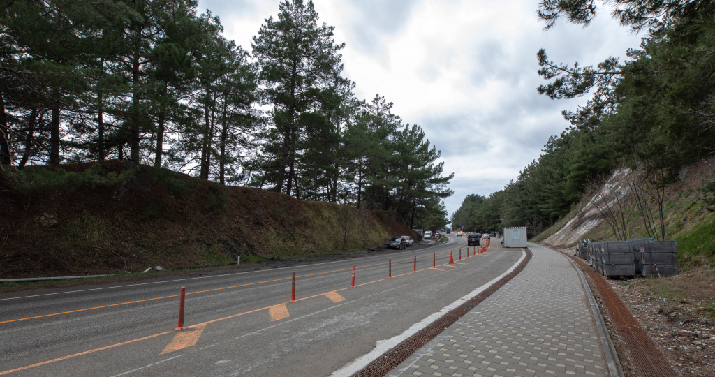 Новый надземный пешеходный переход появится на трассе "Джубга – Сочи"