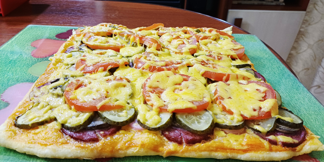 Королевская пицца. Много начинки, тонкое тесто.