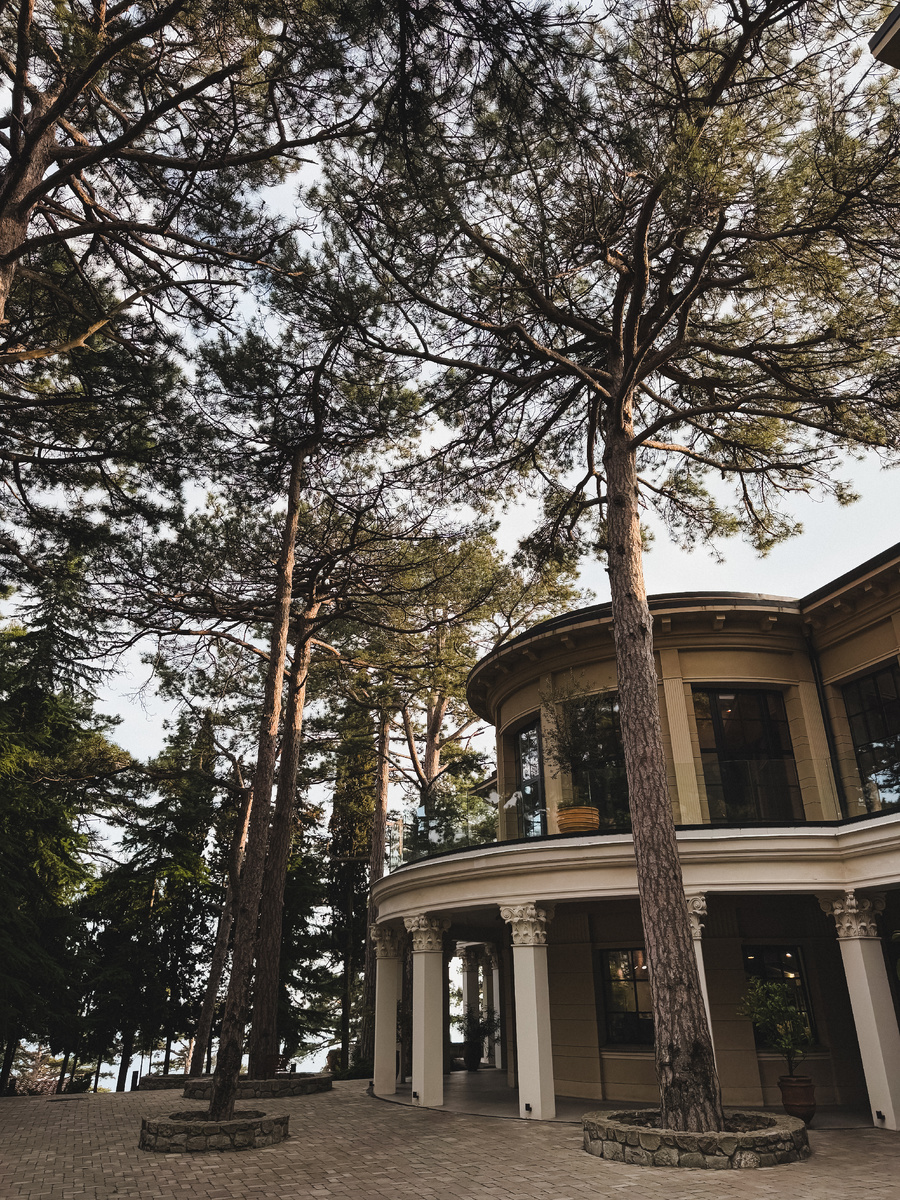 На территории уютно, чисто и во всю пахнет хвойными растениями. 