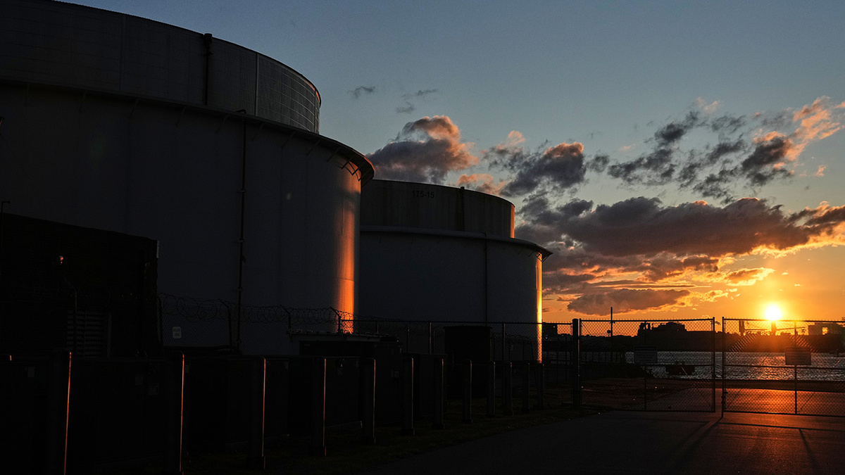   Резервуары для хранения сырой нефти 
Stephanie Scarbrough / AP