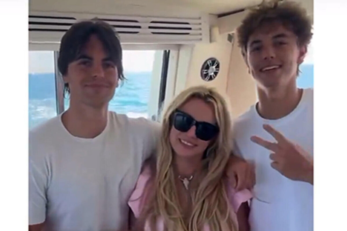    Бритни с Шоном и Джейденом Социальные Сети