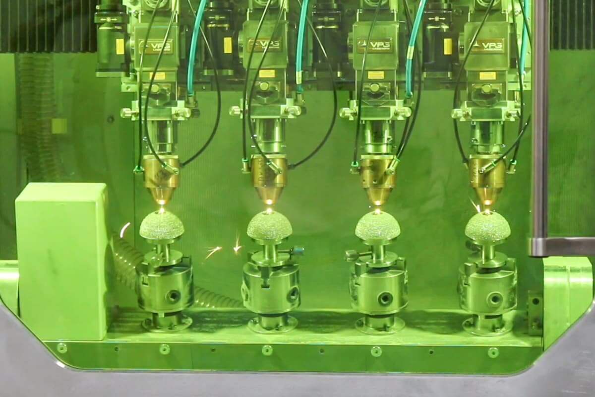     В Политехе создали первый в России лазерный комплекс для производства эндопротезов