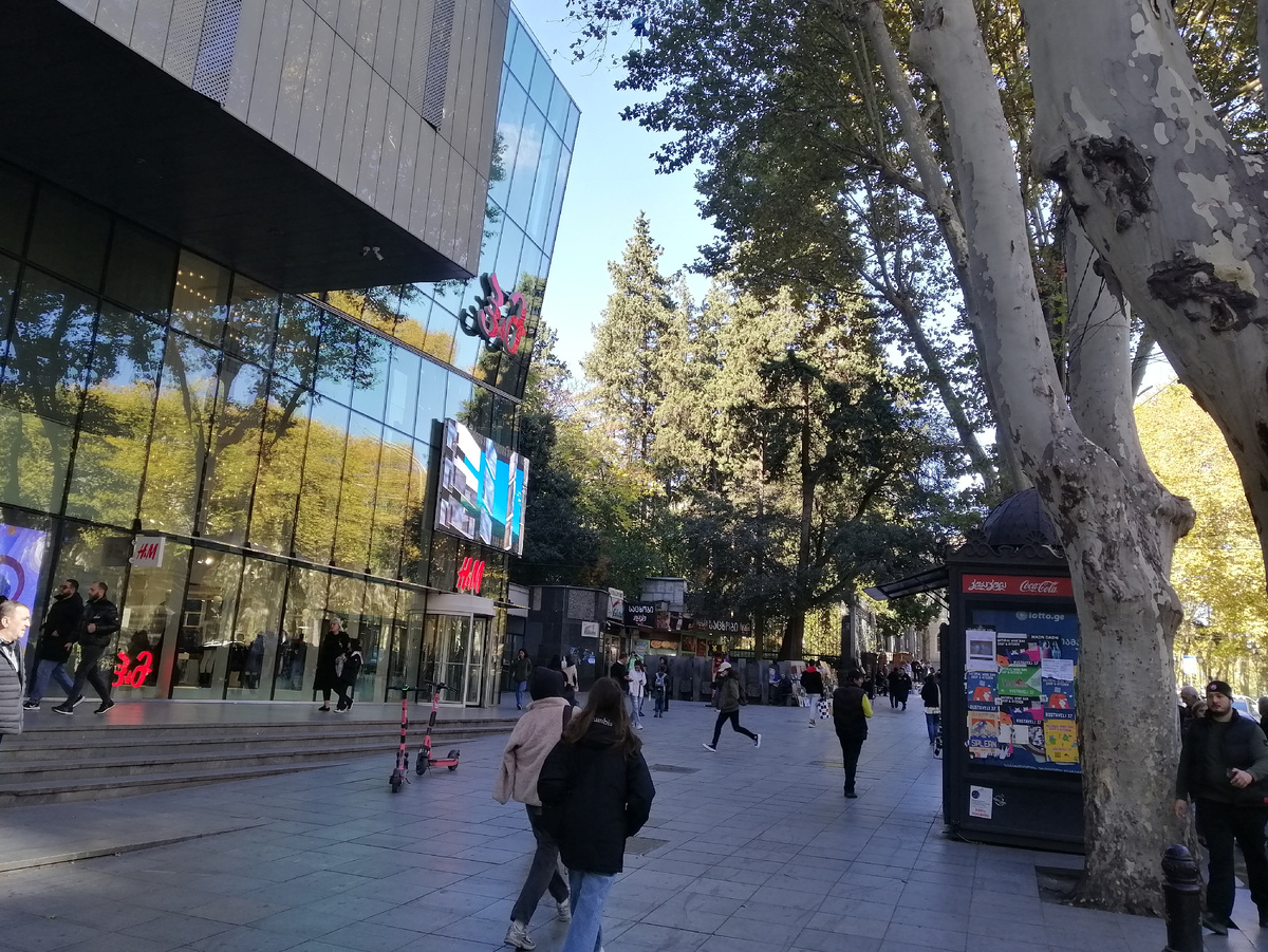 Станция метро - в здании торгового центра. Все фото в статье сделаны Автором в ноябре 2024