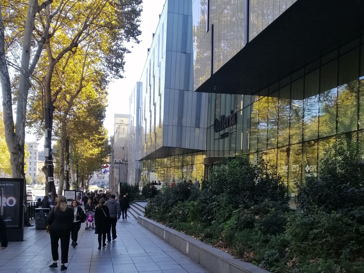 Путь от метро к площади Свободы