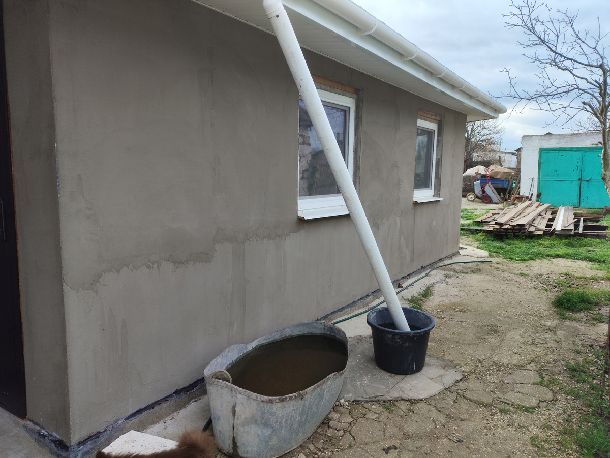 Вот такая хитрая конструкция. Бак на 30 литров, строительный.