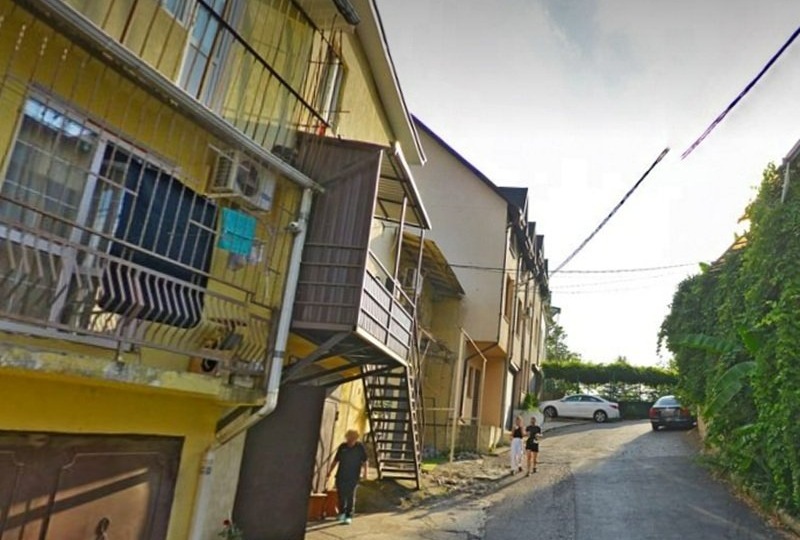 Сочинские "фавелы" в виде жилых гаражей активно конкурируют с квартирами