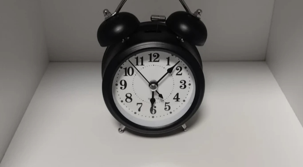 Привычка вставать рано — кому она реально вредит (и почему я перестала себя мучать)