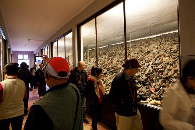 Посетители музея Аушвиц-Биркенау разглядывают обувь жертв концлагеря