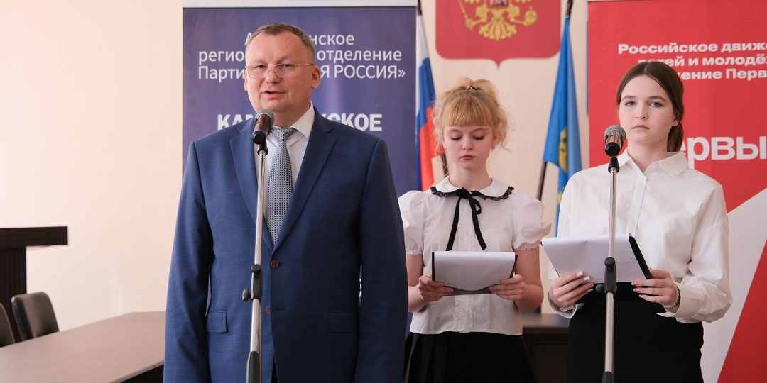 Игорь Мартынов вручил первые паспорта камызякским школьникам