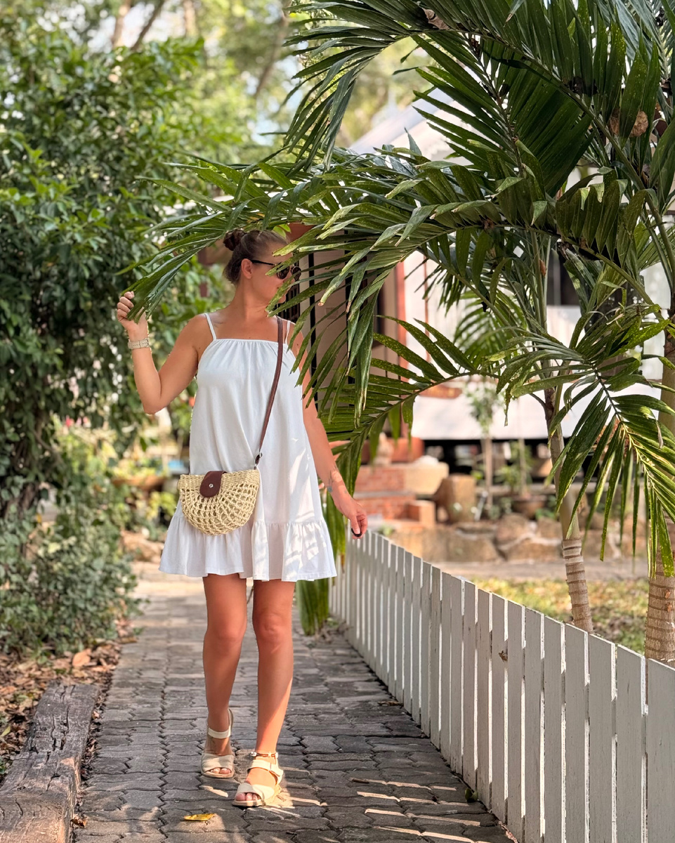 Сзади меня - наш домик на острове Самет