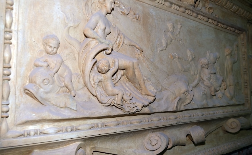 ВТБ: под потолком Дома Радио нашли барельеф — портрет архитекторов здания