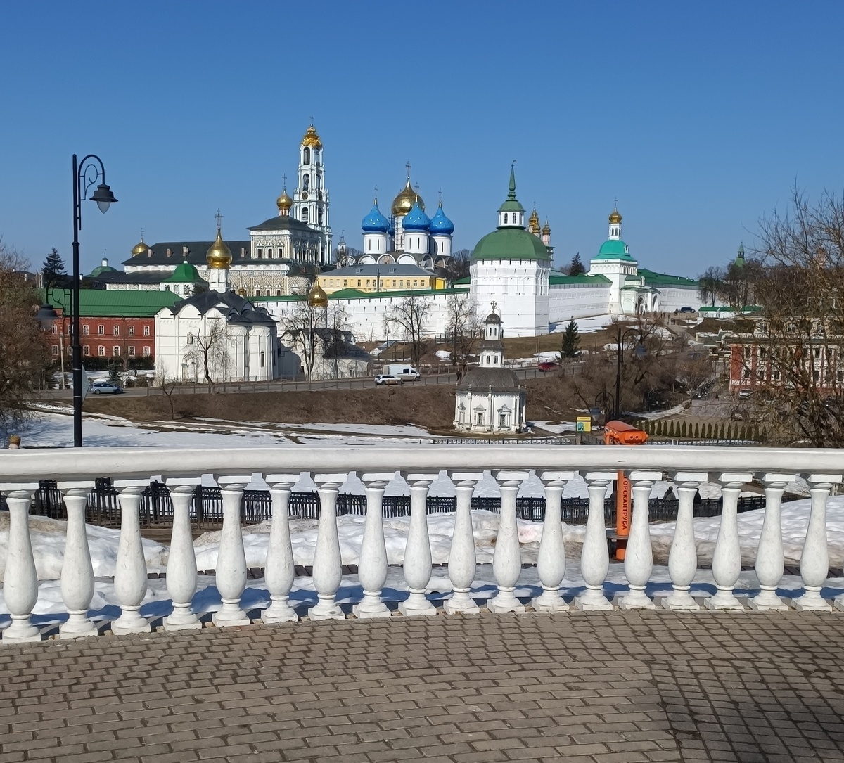 Троице-Сергиева лавра (в церковной литературе – Свято-Троицкая Сергиева лавра) 