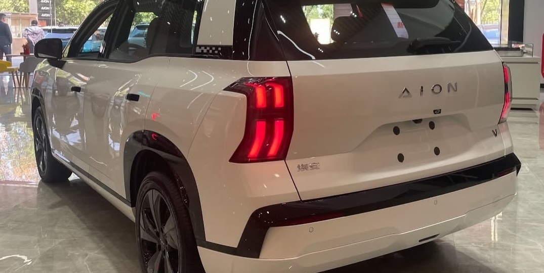 В России стартовали продажи нового кроссовера: массаж, холодильник и расход топлива 0 л на 100 км