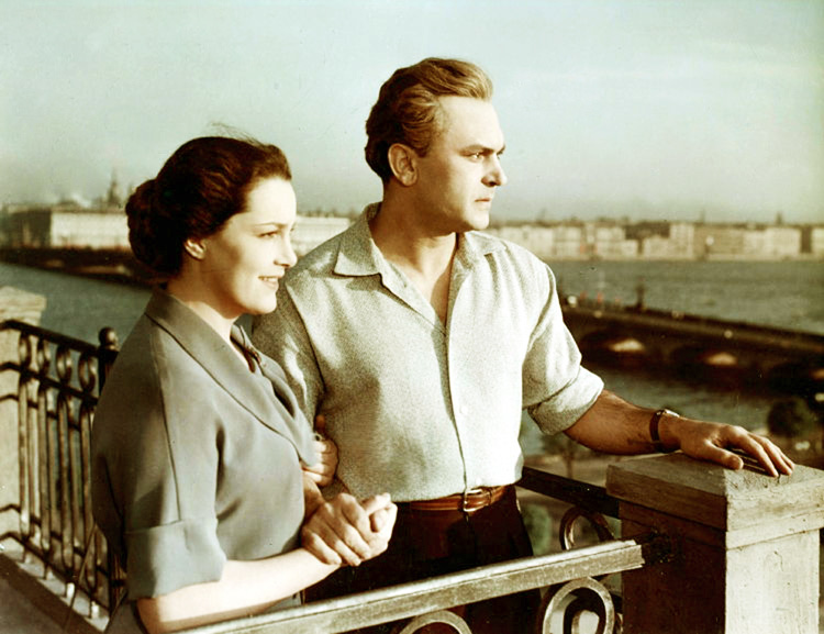 Элина Быстрицкая и Сергей Бондарчук. Кадр из фильма «Неоконченная повесть»
