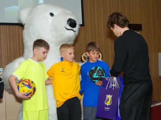    Свои силы на фестивале по футболу и регби проверили спортсмены из шести регионов страны, включая исторические //Фото пресс-службы РРО партии «Единая Россия»