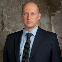    — В основном есть два способа оспорить налоговые доначисления: либо обжаловать действия налоговиков в их вышестоящий орган. Это можно сделать до того, как акт проверки вступил в силу, или после того, как акт вступил в силу. Разница будет только в виде подаваемой жалобы: апелляционная или обычная. Если первый способ не принес результатов, то тогда можно обратиться в суд. Алгоритм действий таков: сначала — возражения на акт проверки, потом — жалоба на сам акт приносится через тот орган, который вынес решение, но адресуется вышестоящему налоговому органу, затем — судебный порядок, — объяснил эксперт.