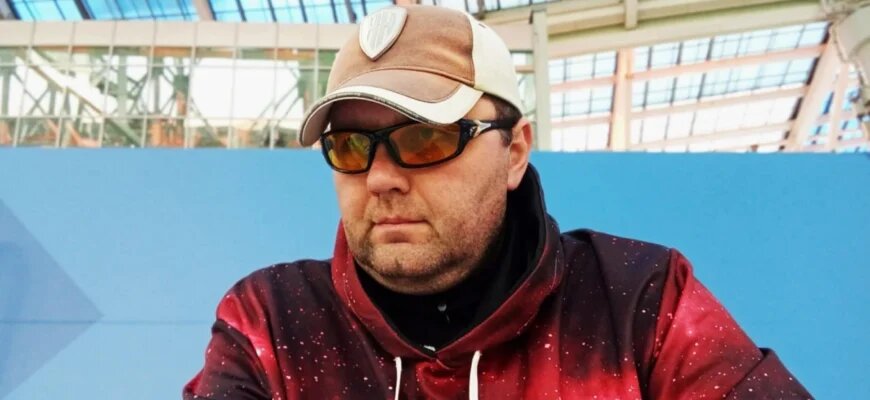    Дмитрий Николаевич Лавров — главный редактор «Самарской газеты», филолог-литературовед, журналист, поэт, блогер. В интервью для Школы журналистики имени Владимира Мезенцева при Центральном доме журналиста Дмитрий ответил на вопросы о прошлом и будущем печатной журналистики, рассказал о проблемах, с которыми сталкиваются региональные СМИ. Ксения Кузнецова