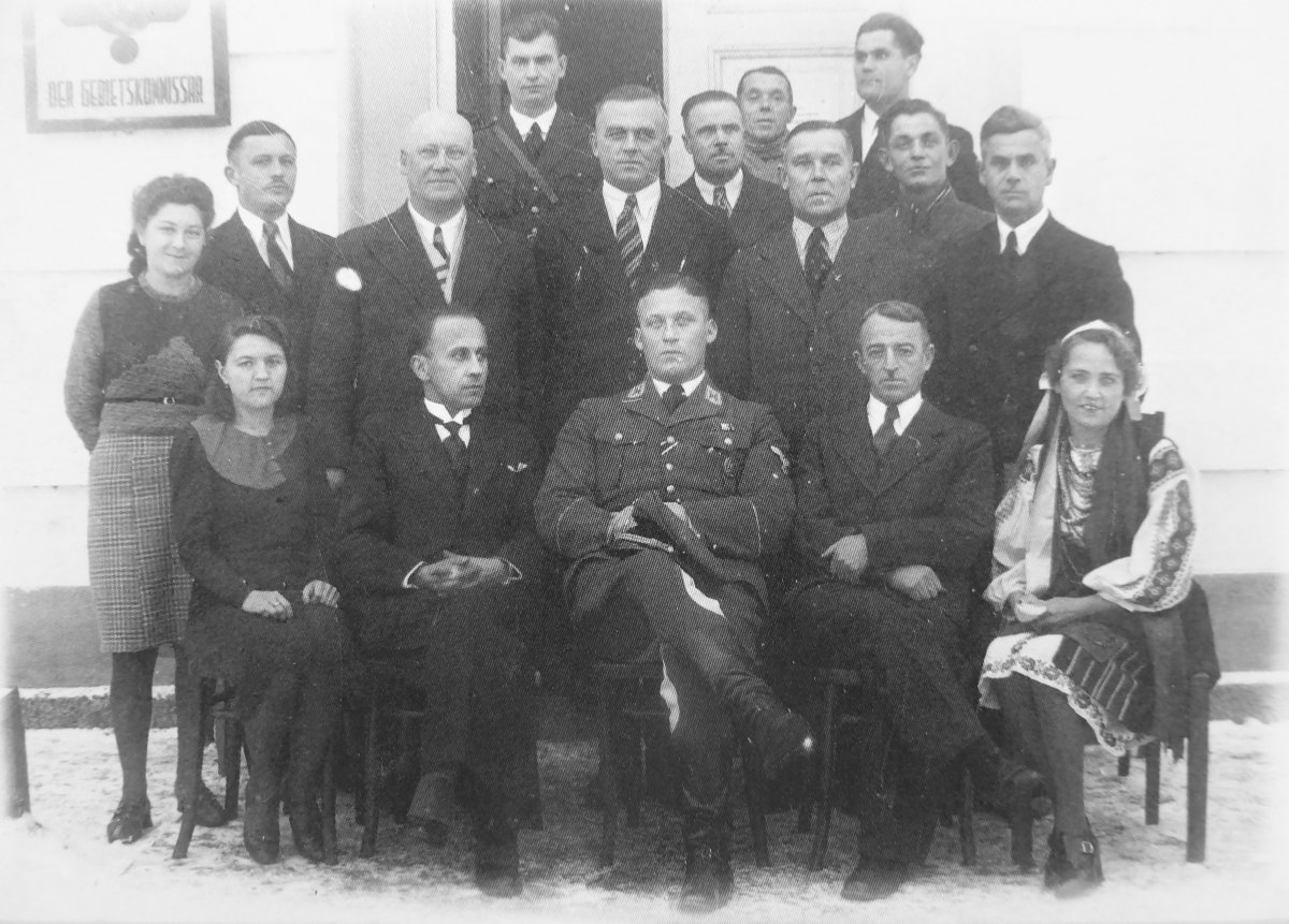 Глава немецкой оккупационной администрации (гебитскомиссар) Вальтер Брокс и его подчиненные