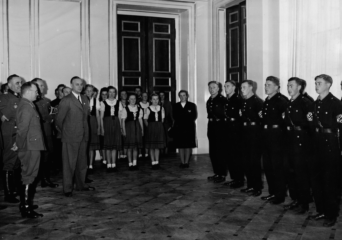 12. 1943. Украинская и литовская молодежь поют народные песни во время визита молодежного лидера фольксдойче к Альфреду Розенбергу