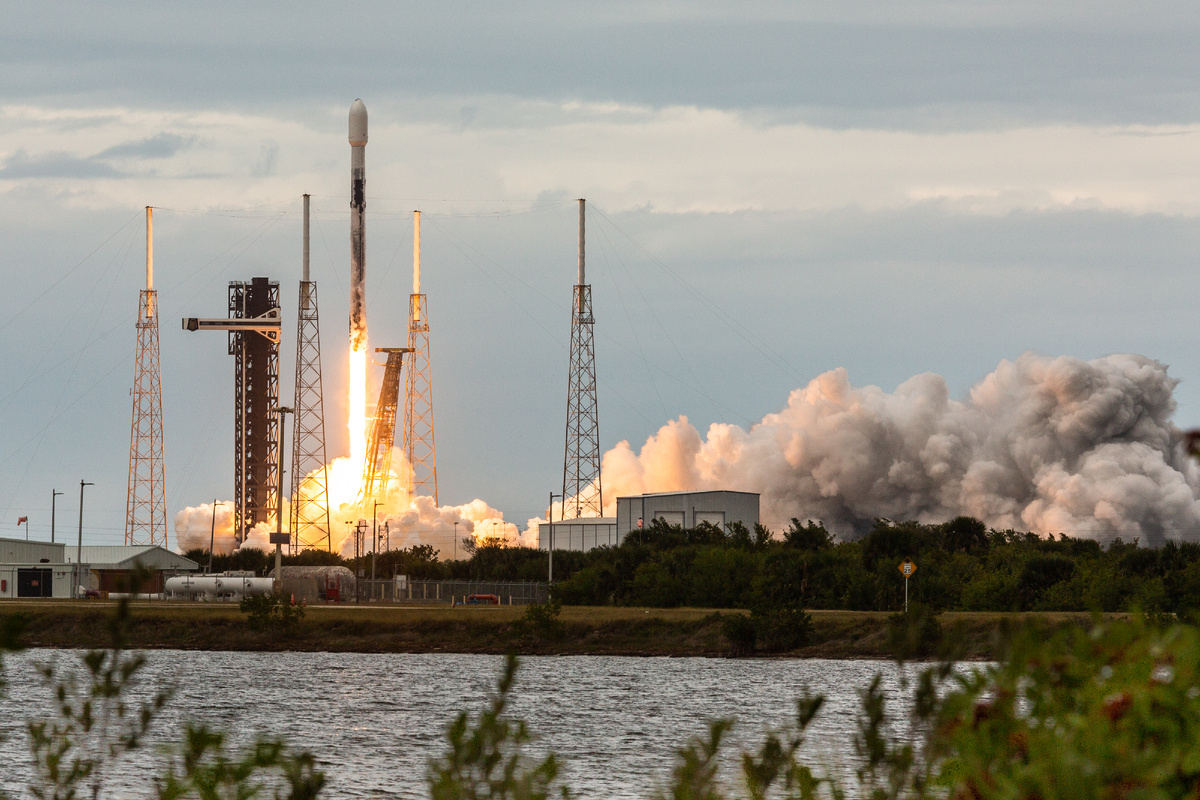 Ракета SpaceX Falcon 9 взлетает со стартовой площадки (©NurPhoto / Getty Imgages)