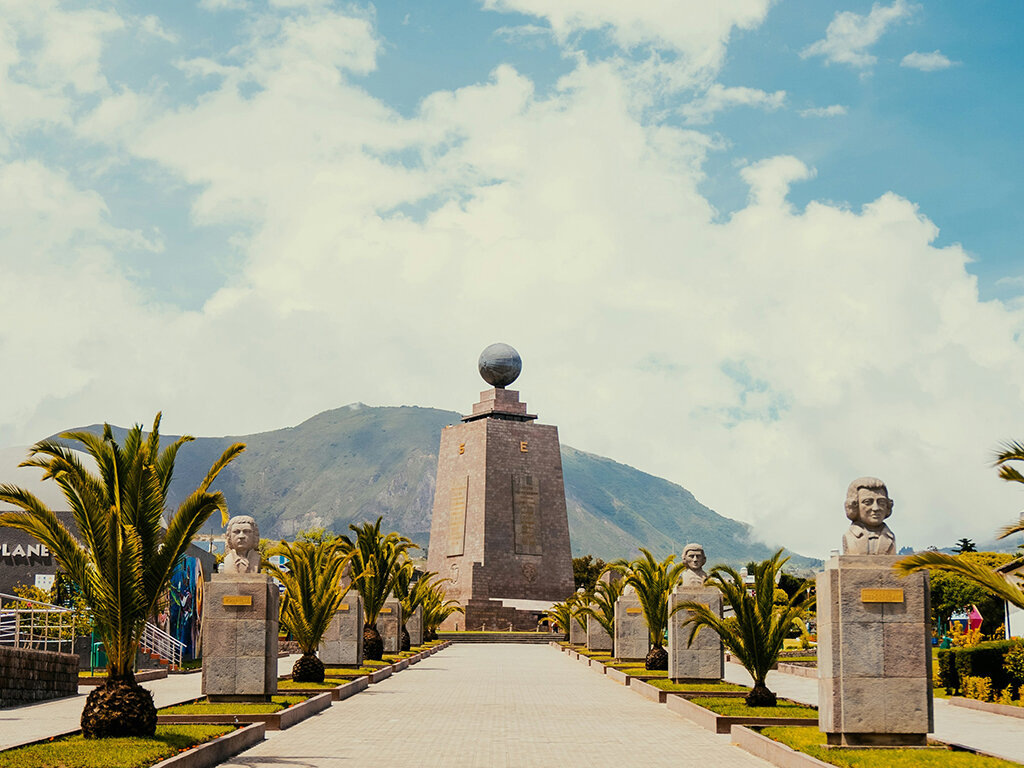 В дни весеннего и осеннего равноденствия статуя Mitad del Mundo, как и остальные предметы здесь, не отбрасывает тень. Фото: Evan Wise / Unsplash
