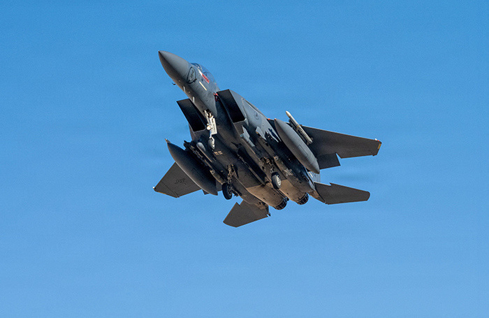    Истребитель F-15E Strike Eagle ВВС США взлетает для выполнения задания в рамках операции «Эпическая ярость».ВВС США/Reuters