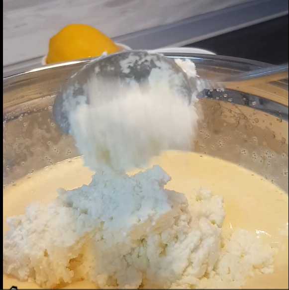 Ложка зачерпывает белую творожную массу и выкладывает в тесто. Творог должен быть пастообразным, без сухих комков. 🥛