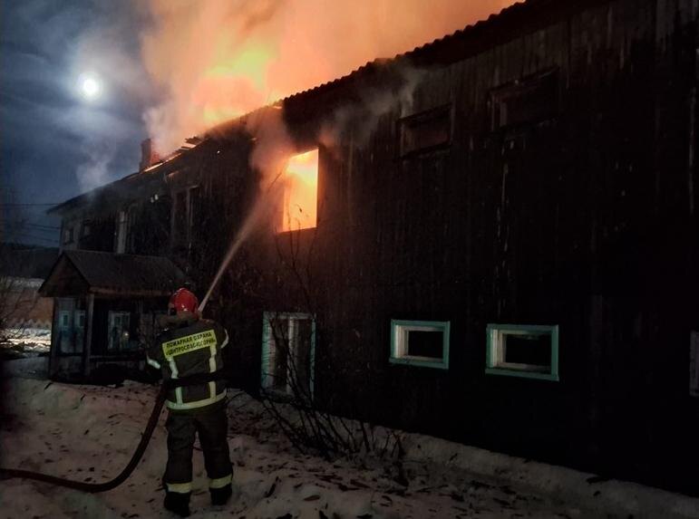    В Советском районе горел расселенный дом в поселке Зеленоборск