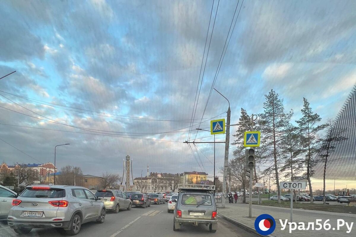    Рекордная пробка в 2 километра: В Оренбурге не работают сразу несколько светофоров