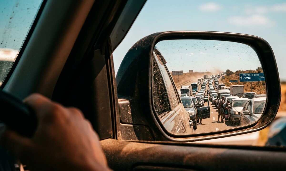 120 км до моря на карте и 7 часов в раскаленной жести на М-4 в реальности. Местные так не рискуют