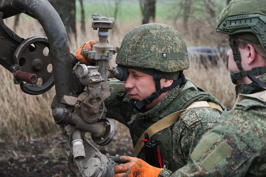 Военнослужащие расчета реактивной системы залпового огня (РСЗО) "Град" 58 армии группировки войск "Днепр" - Фото: Александр Полегенько/ТАСС