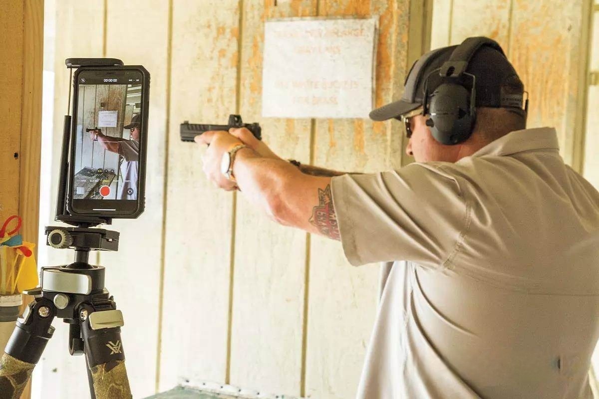 Для тренировок на полигоне не нужен оператор с камерой — достаточно штатива или Bluetooth-переключателей для дистанционного управления камерой на телефоне.