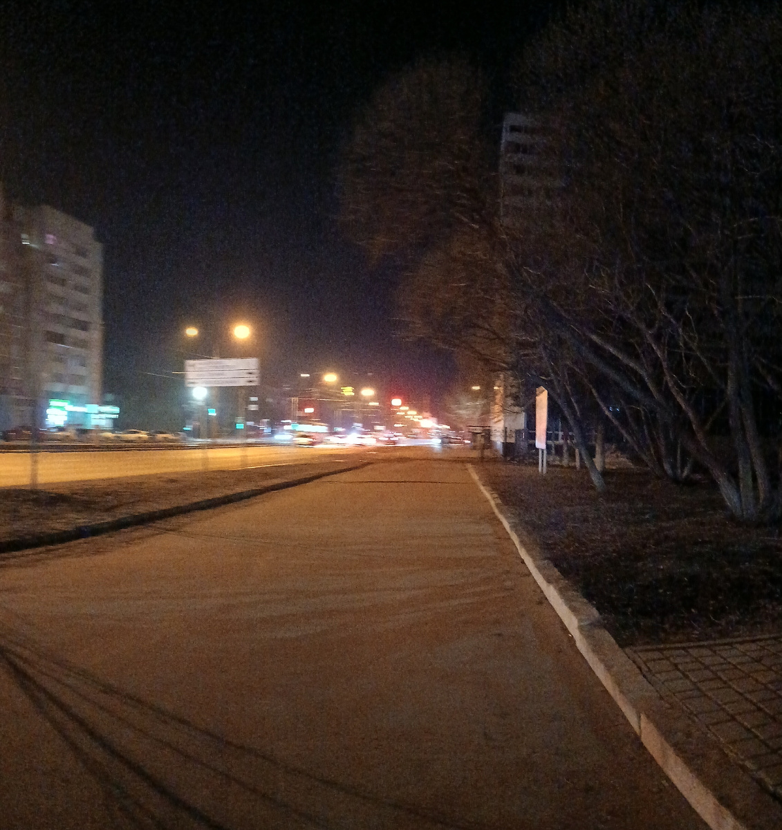 Где-то на просторах моего вечернего города. Фотография автора, апрель 2026 года. 